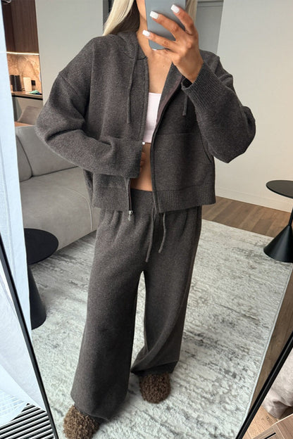 Komplettes Damen-Set aus Kapuzenoberteil und weiter Hose