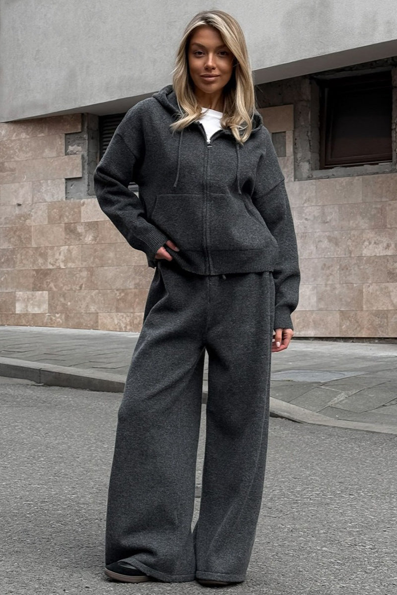 Damen-Strickoutfit mit passendem Oberteil und Hose