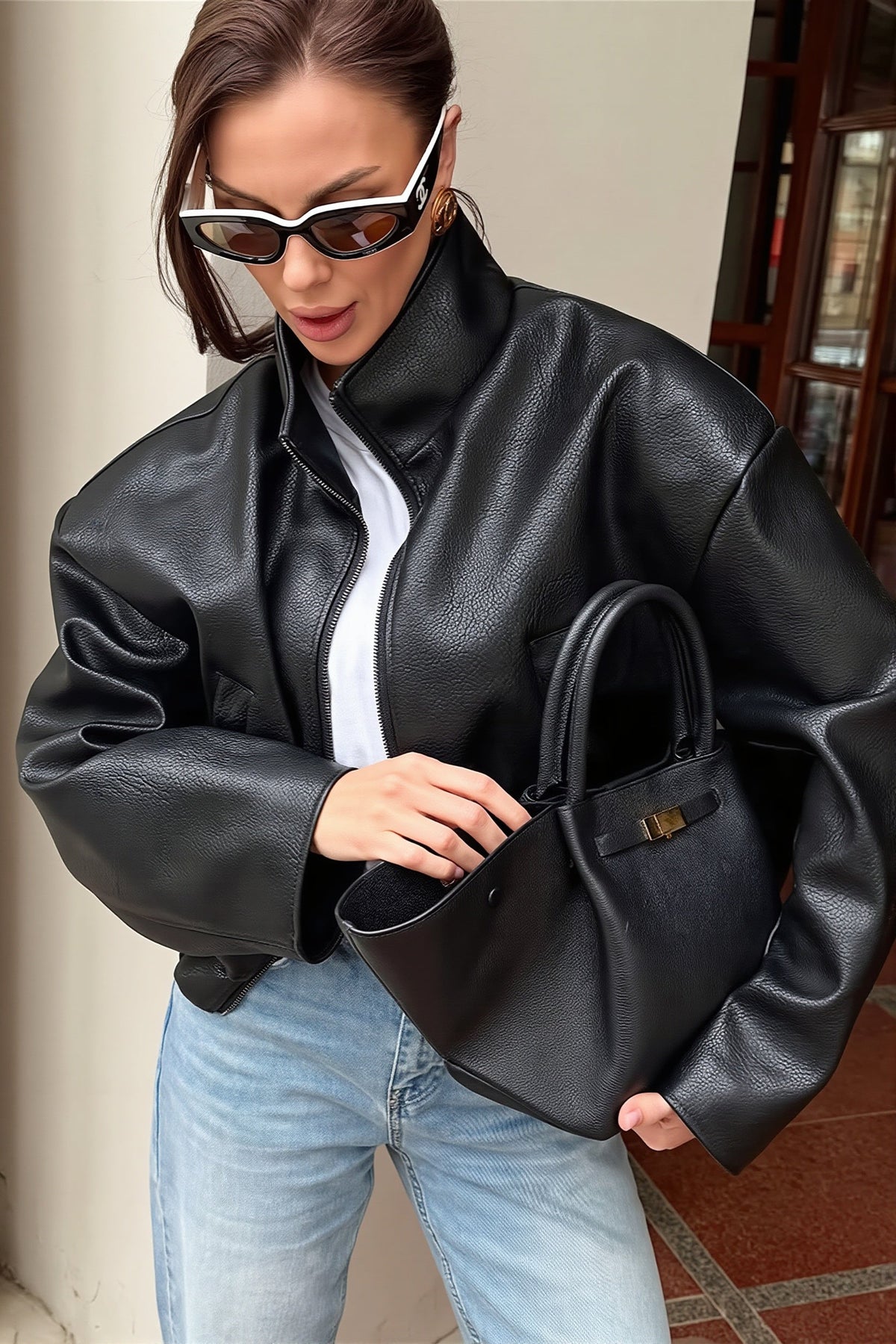 Damen-Kurzjacke aus Kunstleder mit markantem Stehkragen