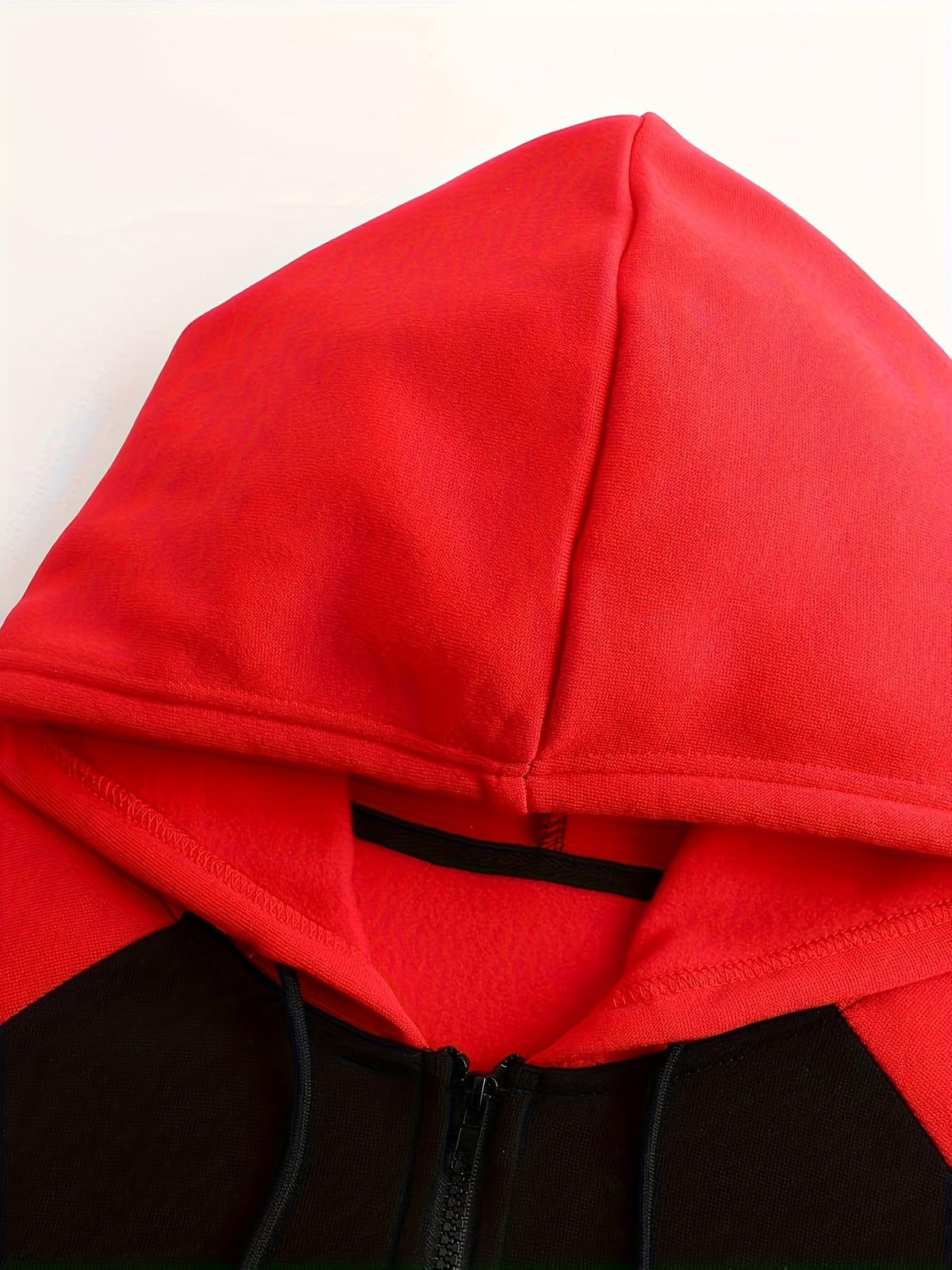 Reißverschluss der sportlichen Herren-Kapuzenjacke im Detail