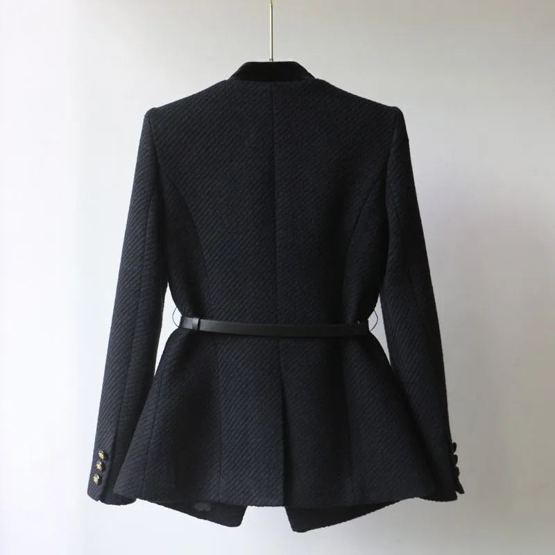 Women's coat with classic cut and belt 