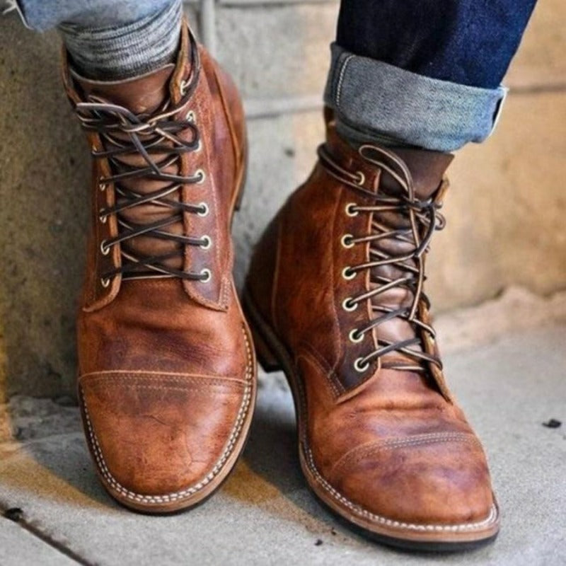 Seitenansicht der hellbraunen Herrenstiefel