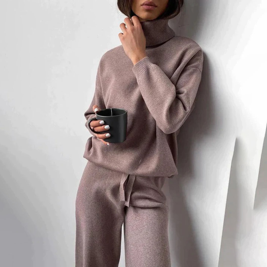 Damen-Strick-Zweiteiler in Kaffeebraun mit Oberteil und passender Hose