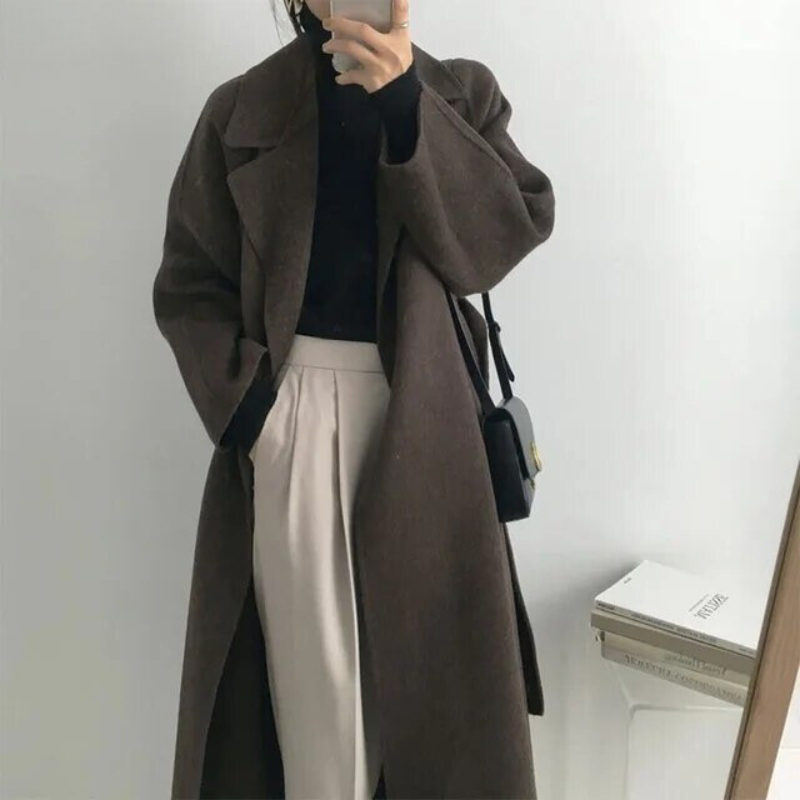 Women's coat with a casual and classic design