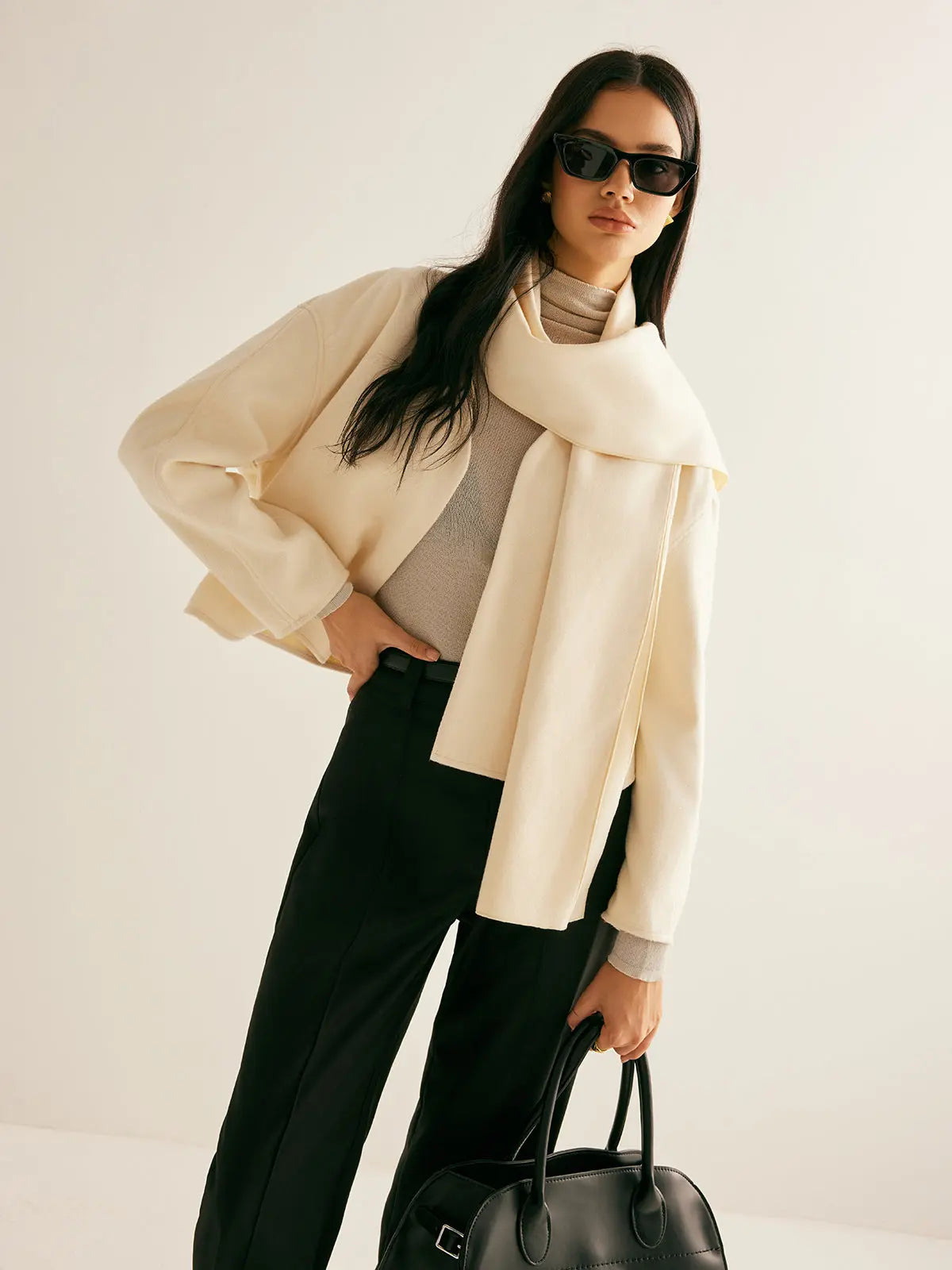 Eleganter Damen-Kurzmantel mit Schal für stilvolle Alltagslooks