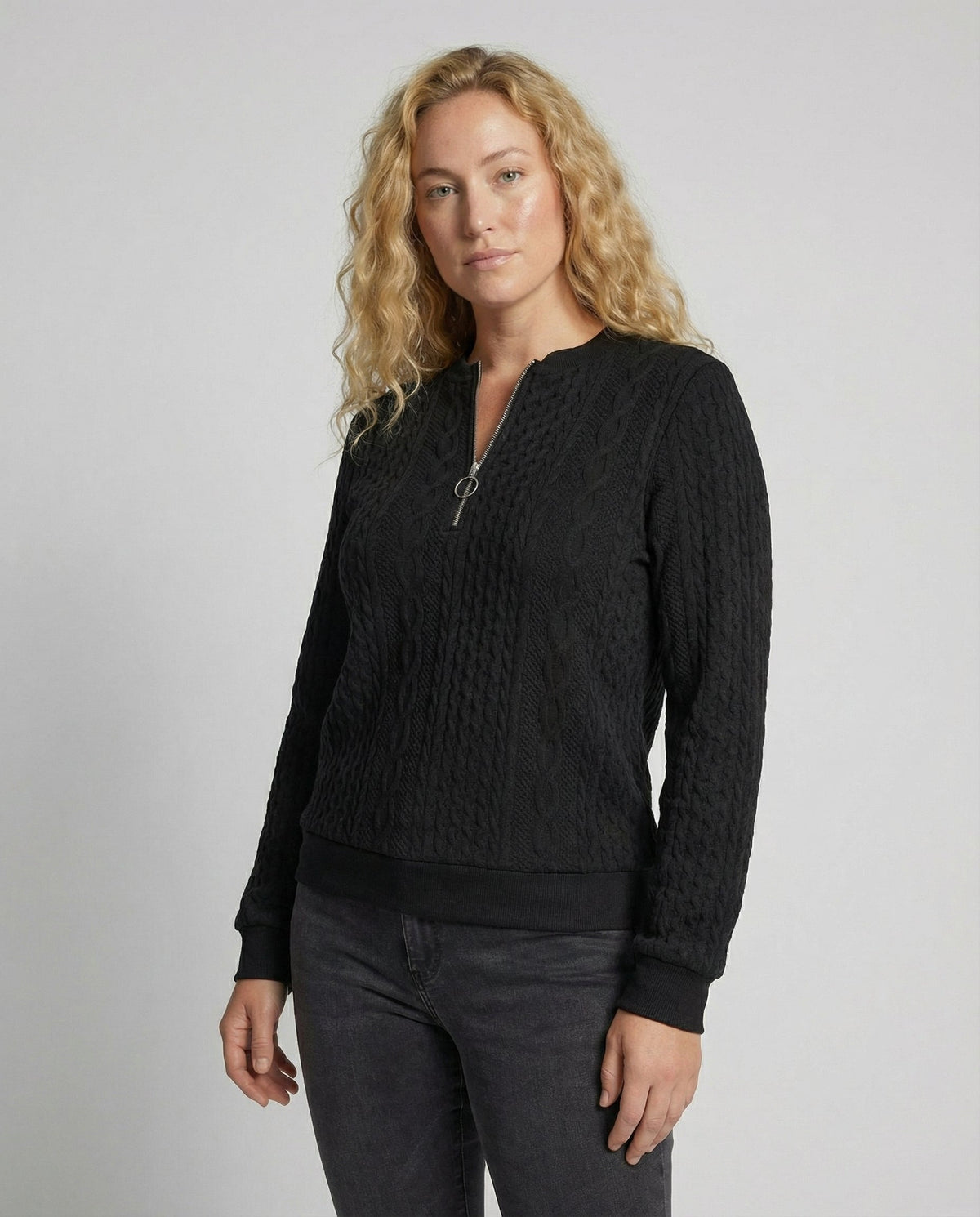 Damen-Strickpullover mit strukturierter Oberfläche in der Gesamtansicht
