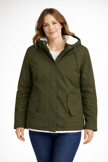 Detailansicht der Kapuze an der warmen Damen-Winterjacke