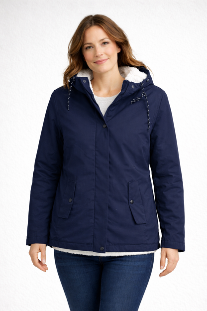 Seitliche Ansicht der Damen-Winterjacke mit Kapuze
