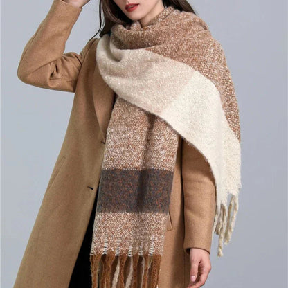 Karierter Damenschal passend zu verschiedenen Winteroutfits