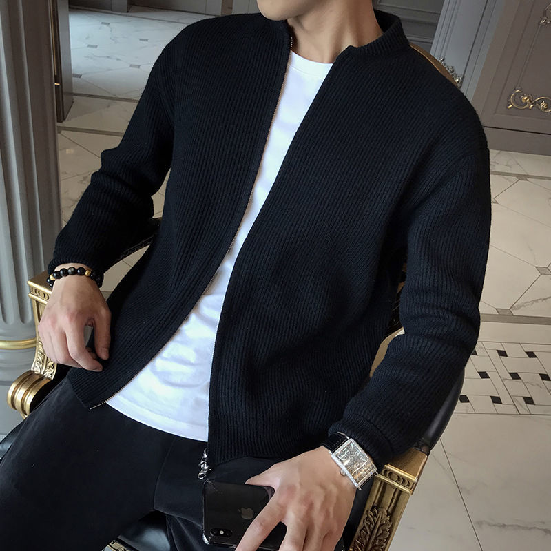 Detailansicht des weichen Strickmusters am Herren-Cardigan