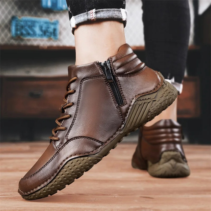 Paar robuste Lederstiefel für Herren nebeneinander