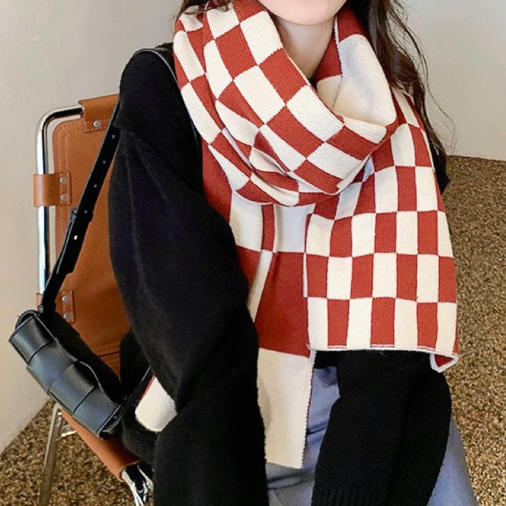 Karierter Wollschal aus reiner Wolle auf neutralem Hintergrund