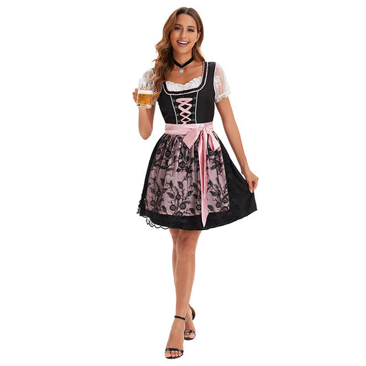 Kurzes Damen-Dirndl mit traditioneller Korsett-Schnürung und Spitzenschürze