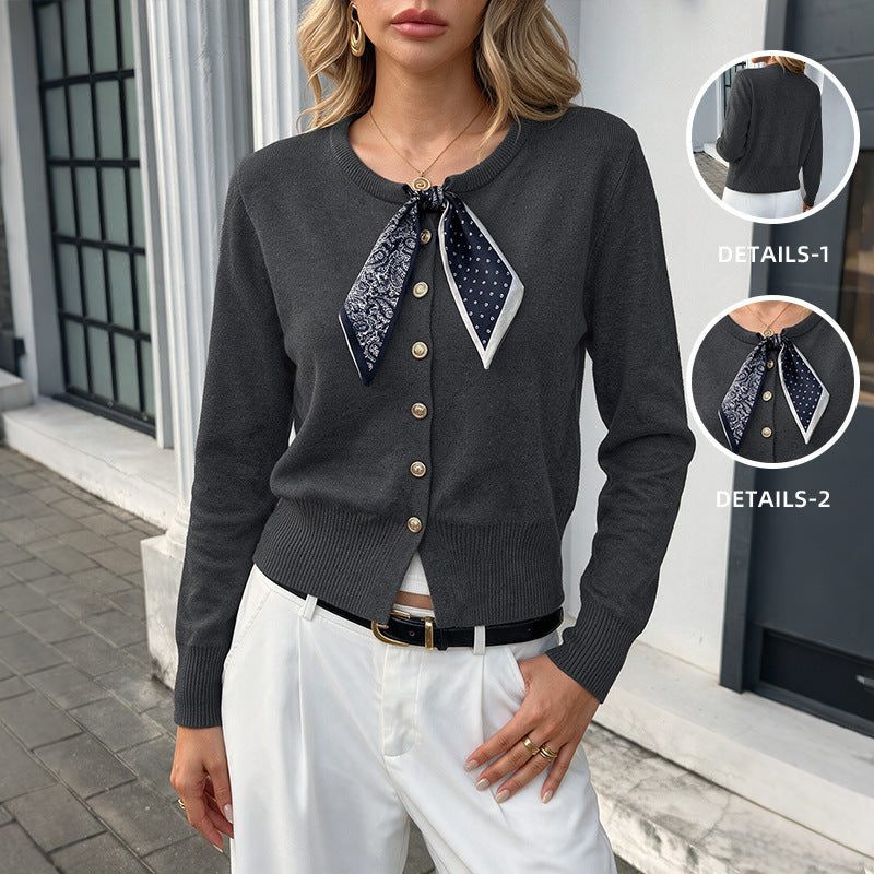 Stilvolle Damen-Strickjacke mit elegant drapiertem Seidenschal