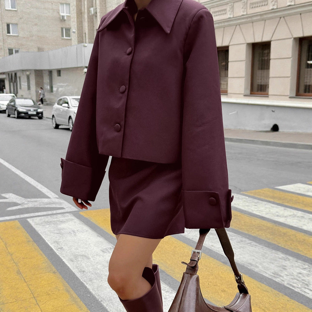 Women's short jacket with a wide cut and elegant button details