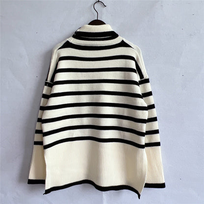 Gestreifter Pullover als vielseitiges Herbstoutfit