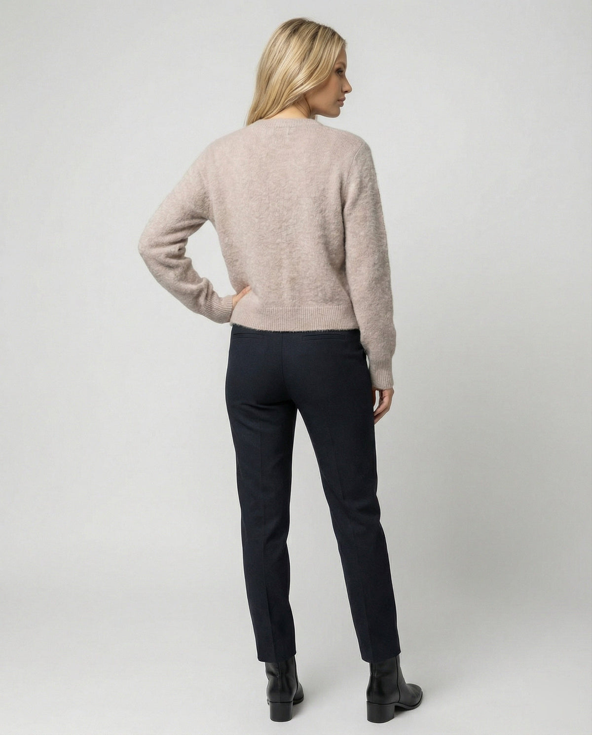 Damen-Cardigan aus gebürstetem Kaschmir in einer Detailansicht
