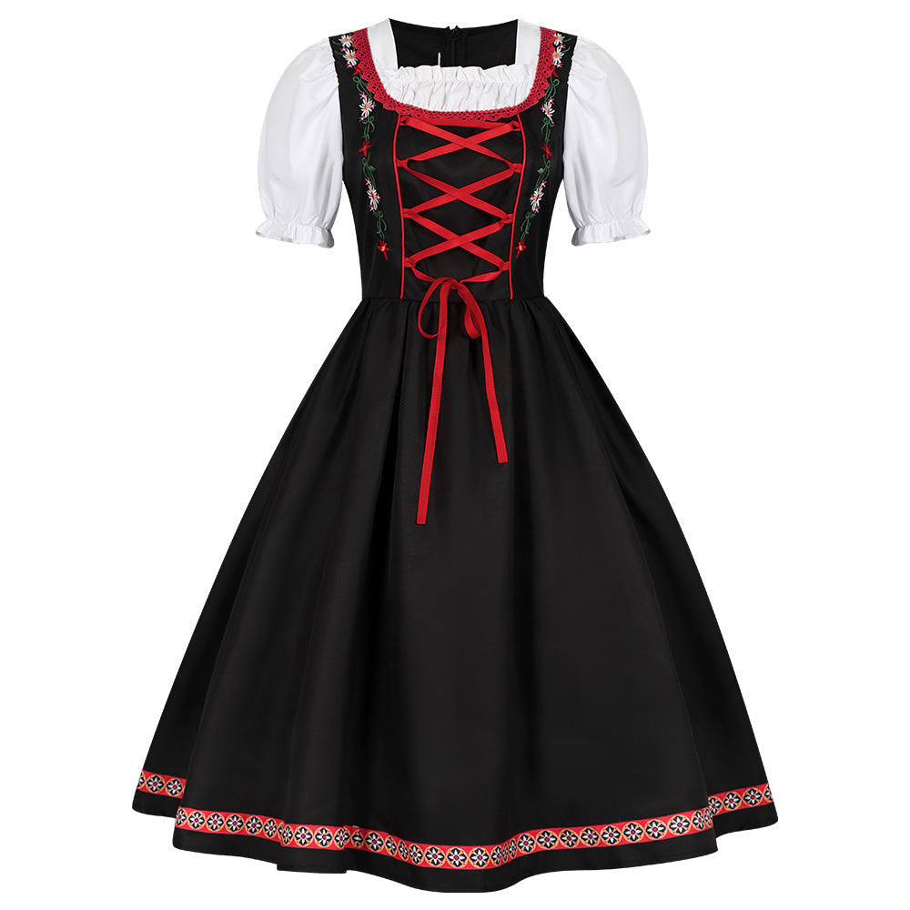 Detailansicht des bestickten Mieders am Damen-Dirndlkleid