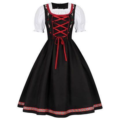 Detailansicht des bestickten Mieders am Damen-Dirndlkleid