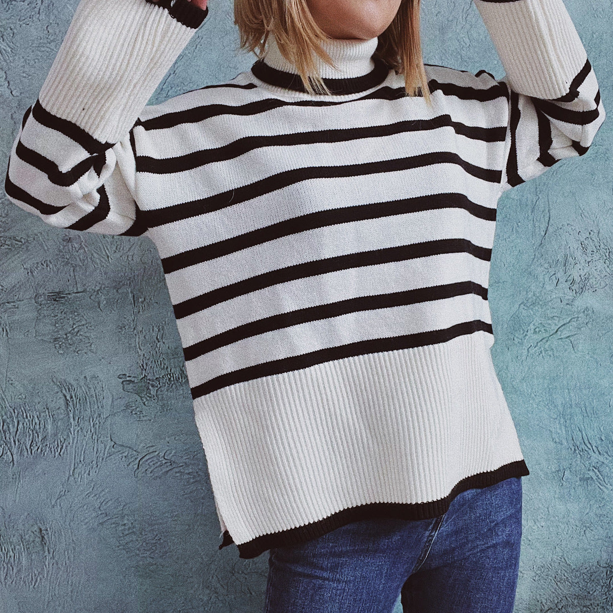 Seitliche Ansicht des gestreiften Strickpullovers