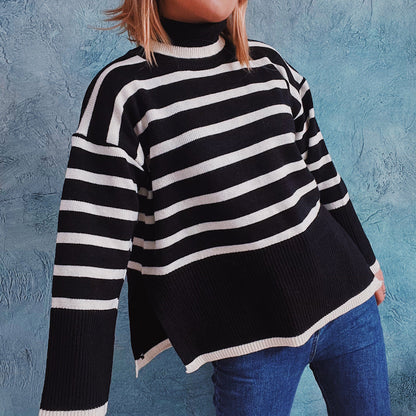 Gestreifter Strickpullover in der Rückansicht