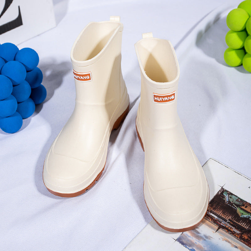 Paar wasserdichte Gummistiefel für regnerische Tage