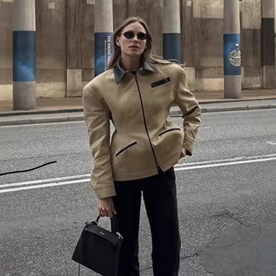 Minimalistische Taschen der Damen-Steppjacke im Detail