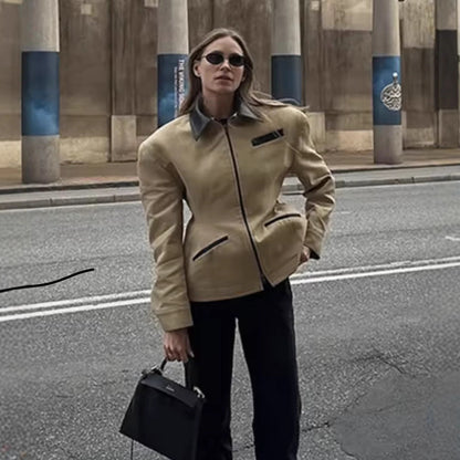 Minimalistische Taschen der Damen-Steppjacke im Detail