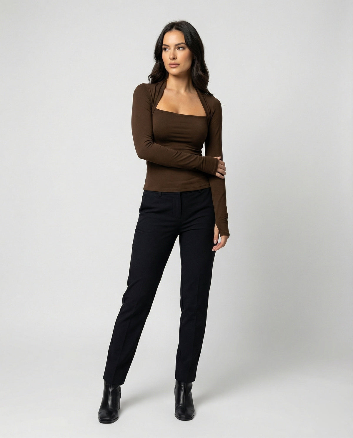 Damen-Oberteil in Schwarz mit langen Ärmeln und schlichtem Design