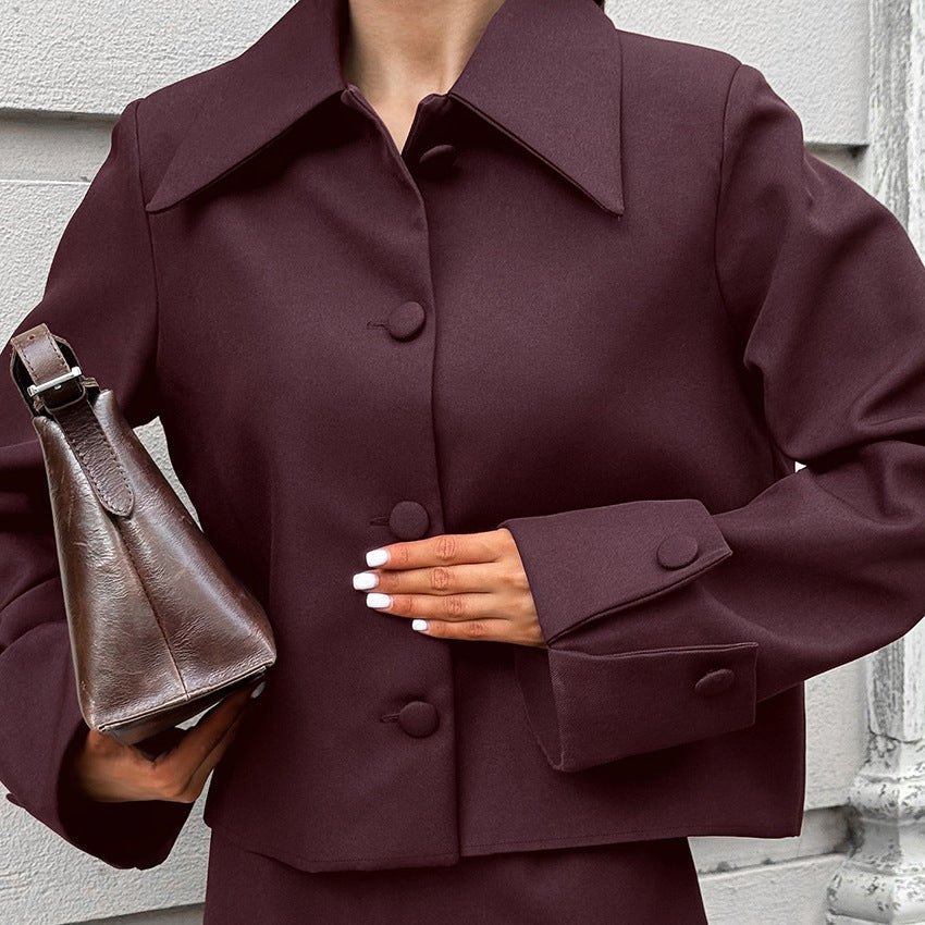 Women's short jacket with a wide cut and elegant button details