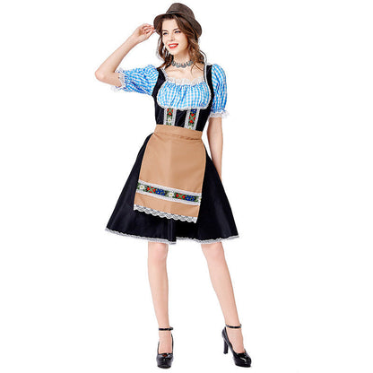 Bestickte Schürze des Dirndls mit folkloristischen Details