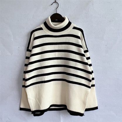 Saumdetail des gestreiften Pullovers