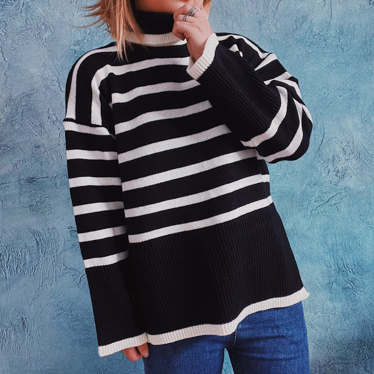 Gestreifter Strickpullover in der Vorderansicht