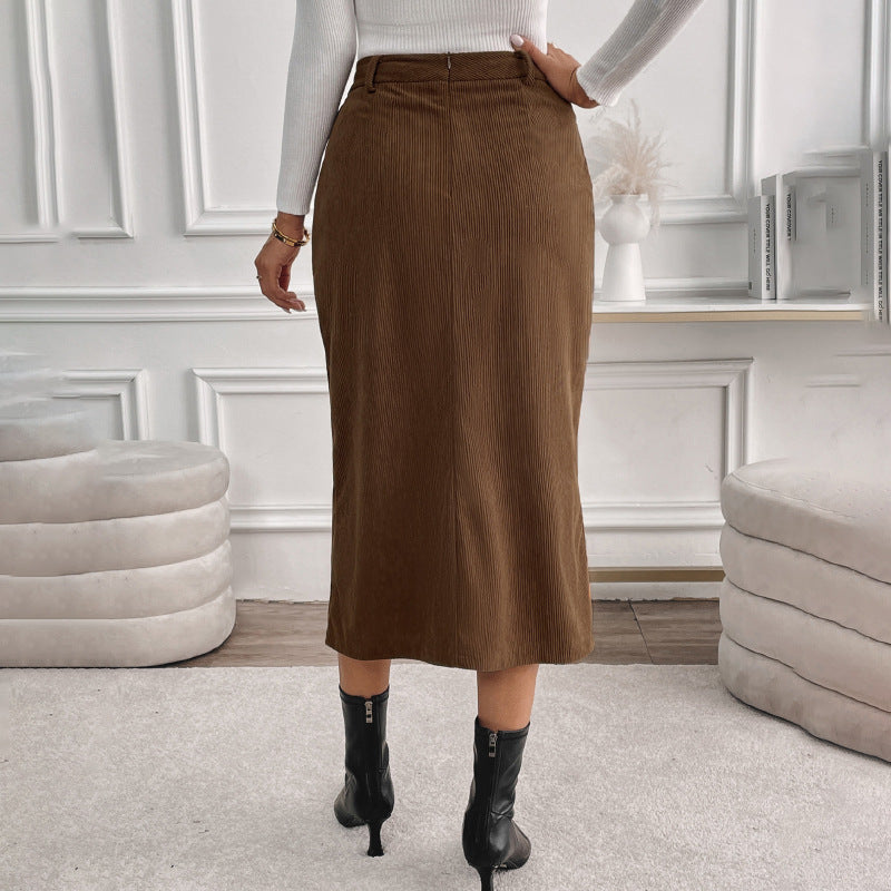Hoch geschnittener Cord-Midirock für feminine Alltagslooks