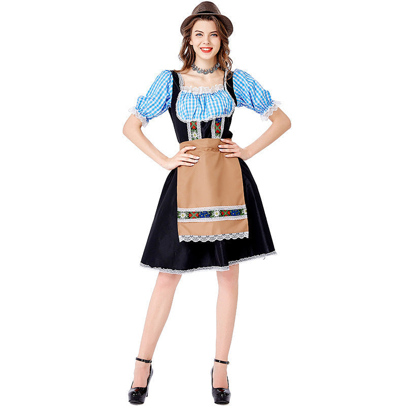 Frontansicht des Damen-Dirndls mit Carmenbluse und bestickter Schürze