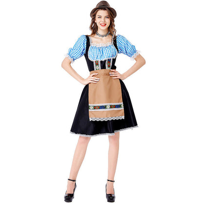 Frontansicht des Damen-Dirndls mit Carmenbluse und bestickter Schürze