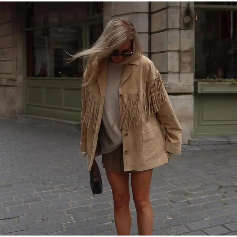 Detailaufnahme der Fransen an der Damen-Wildlederjacke