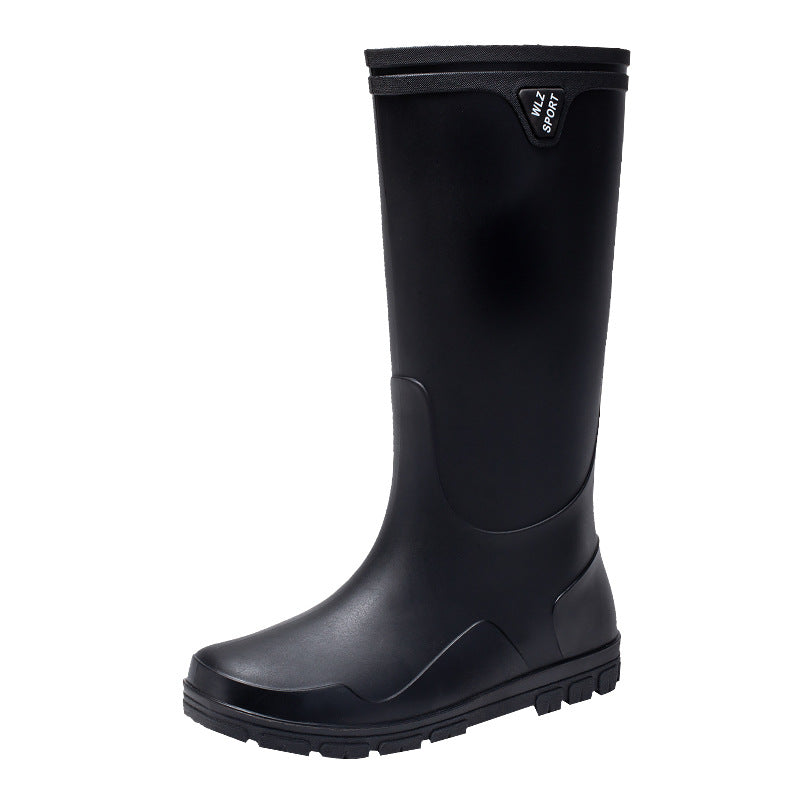 Wasserdichte Gummistiefel für Herren bei regnerischem Wetter