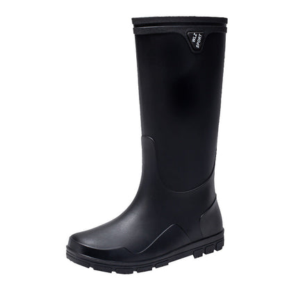 Wasserdichte Gummistiefel für Herren bei regnerischem Wetter