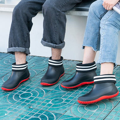 Profilsohle der Herren-Gummistiefeletten mit griffigem tiefem Sohlenmuster