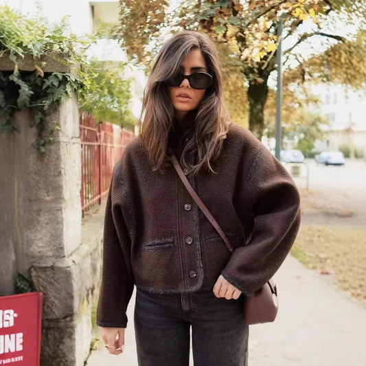 Damen-Cropped-Übergangsjacke mit Knöpfen und praktischen Taschen in der Frontansicht