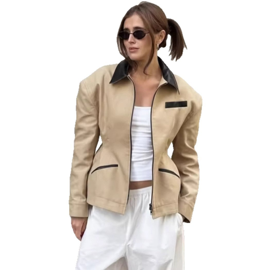Seitliche Ansicht der Damen-Steppjacke mit Kontrastkragen