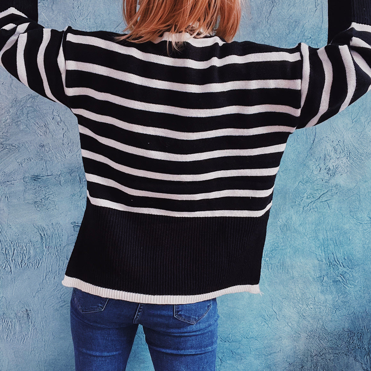 Detailansicht der langen Ärmel des Strickpullovers