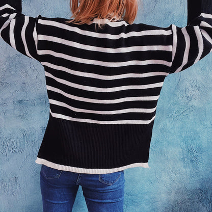 Detailansicht der langen Ärmel des Strickpullovers