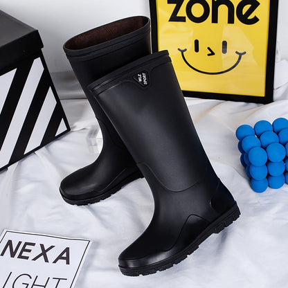 Paar wasserdichte Herren-Gummistiefel für nasse Wege und Regentage