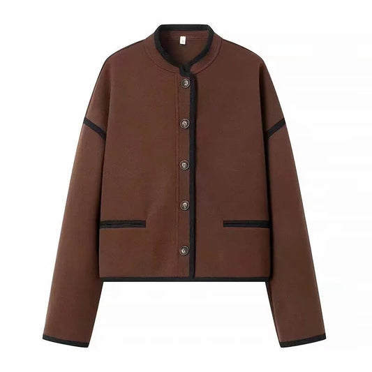 Detailansicht der eleganten Knöpfe an der Damen-Cropped-Übergangsjacke
