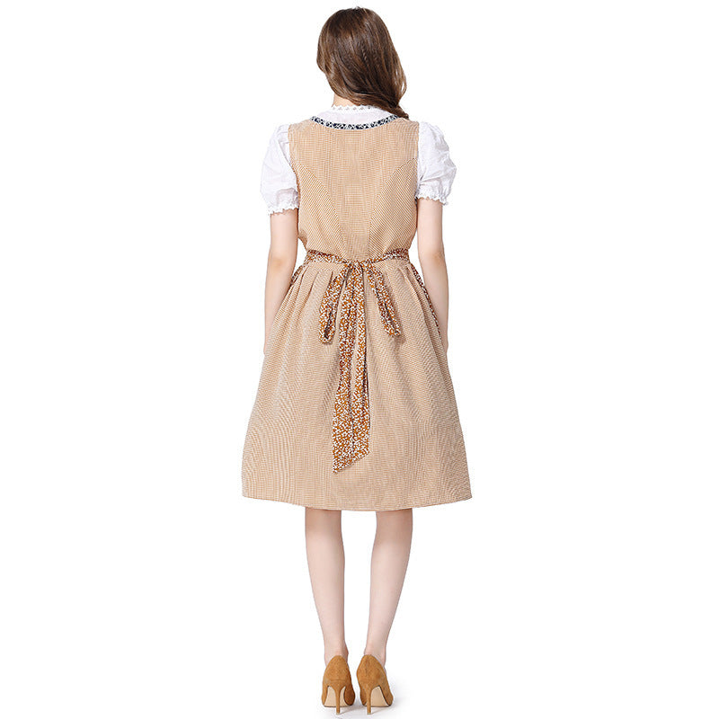 Spitzenbluse mit dekorativen Details unter dem Damen-Dirndl