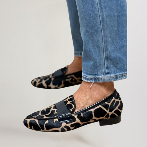 Women's slippers with animal print and flat heel 