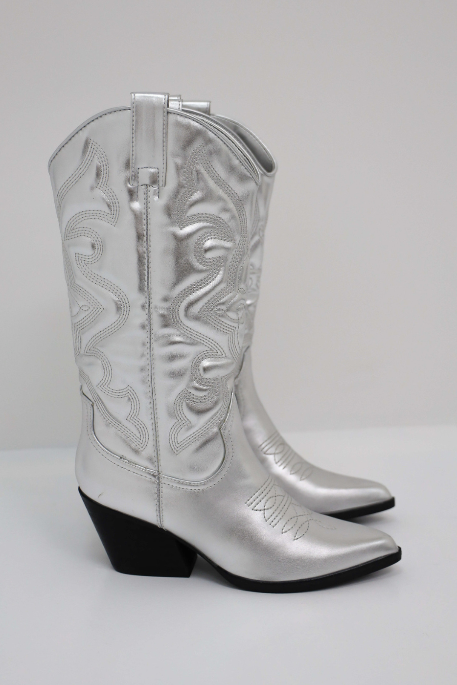 Braune Stiefel im Cowboy-Look mit spitzem Zeh