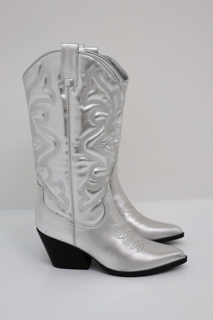 Braune Stiefel im Cowboy-Look mit spitzem Zeh
